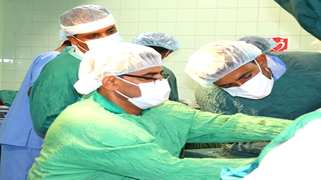 نجاح عمليتين عظام لرجل وامرأة بعقدهما السابع في لحج